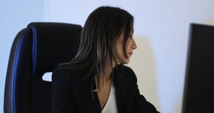 Geschäftsfrau in den Gläsern bearbeitet am Computer an  das Büro stock video Geschäftsfrau in den Gläsern bearbeitet am Computer an  das Büro stock video